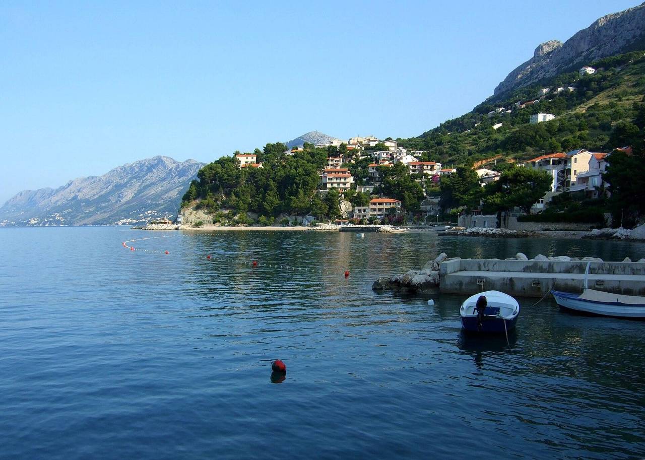 Kleiner Hafen von Brela an der Makarska-Riviera
