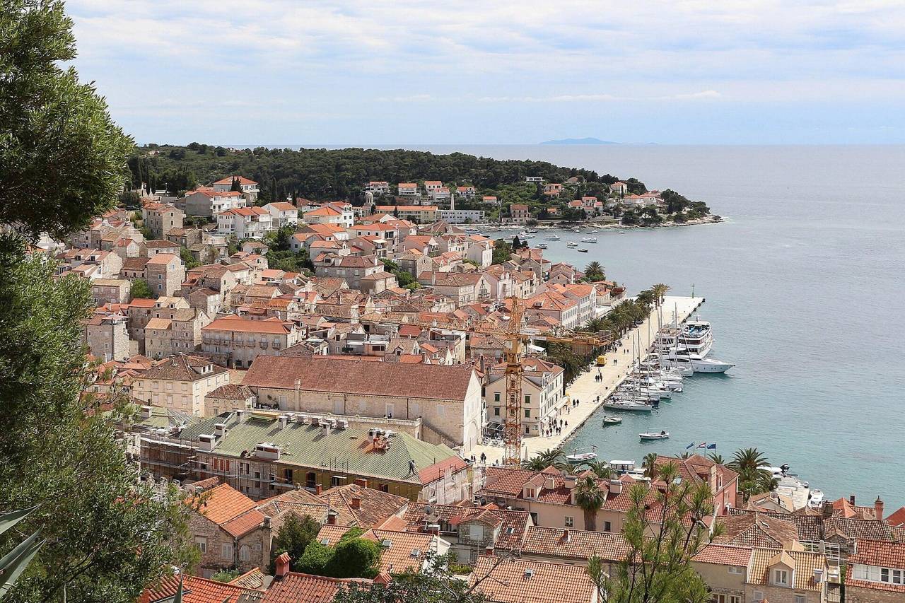 Blick über die Stadt Hvar und den Hafen