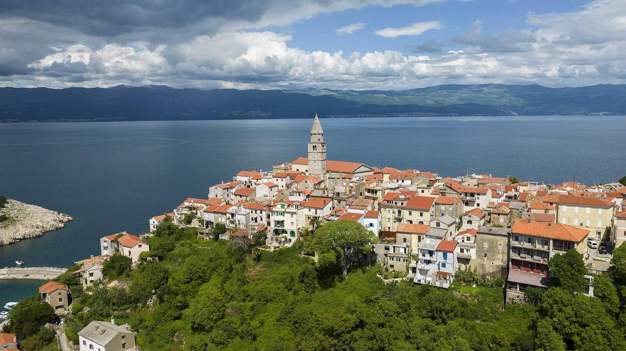 Vrbnik auf der Insel Krk über dem Meer
